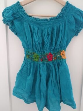 Boho off-shoulder peasant top in a vibrant turquoise color, size small